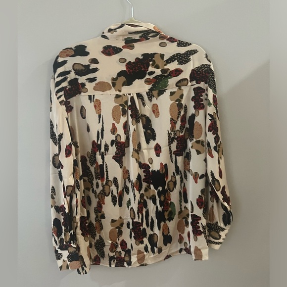 Beautiful, silky blouse - Picture 2 of 3